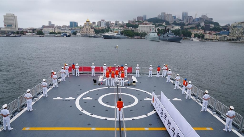 图为7月31日参演中方舰艇编队指挥舰绍兴舰,抵达俄符拉迪沃斯托克某军港。 图为7月31日参演中方舰艇编队指挥舰绍兴舰,抵达俄符拉迪沃斯托克某军港。