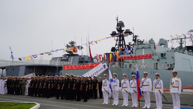 图为参演中俄“海上联合-2025”双方官兵1日整齐列队。 图为参演中俄“海上联合-2025”双方官兵1日整齐列队。