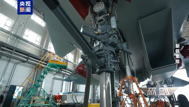 歼-15T粗壮的的前起落架。 歼-15T粗壮的的前起落架。