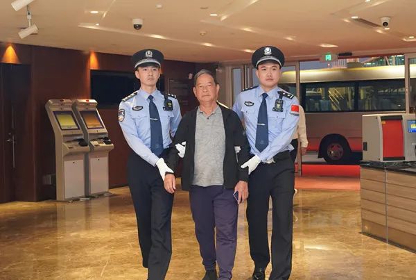 “百名红通人员”梁锦文回国投案 “百名红通人员”梁锦文回国投案