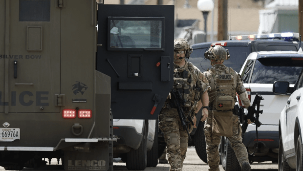 美国蒙大拿州酒吧爆枪击酿4死,警大规模搜捕枪手 美国蒙大拿州酒吧爆枪击酿4死,警大规模搜捕枪手