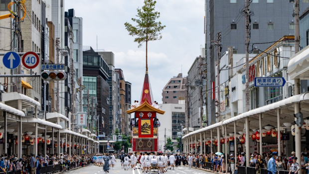 图为日本京都祇园祭“花车巡游”活动。 图为日本京都祇园祭“花车巡游”活动。