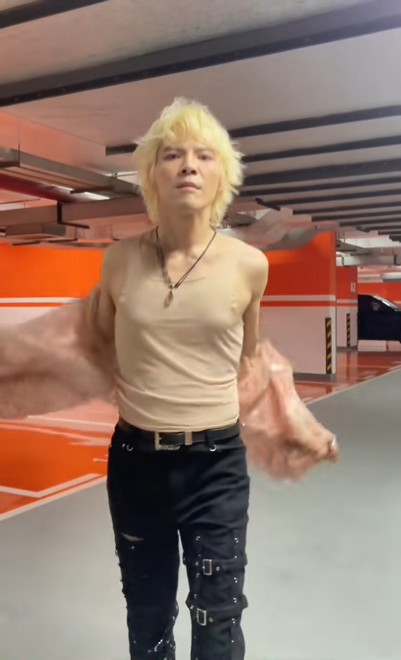 向佐脱去外衣,露出小背心,向佐的胸前位置引起网民注意。 向佐脱去外衣,露出小背心,向佐的胸前位置引起网民注意。