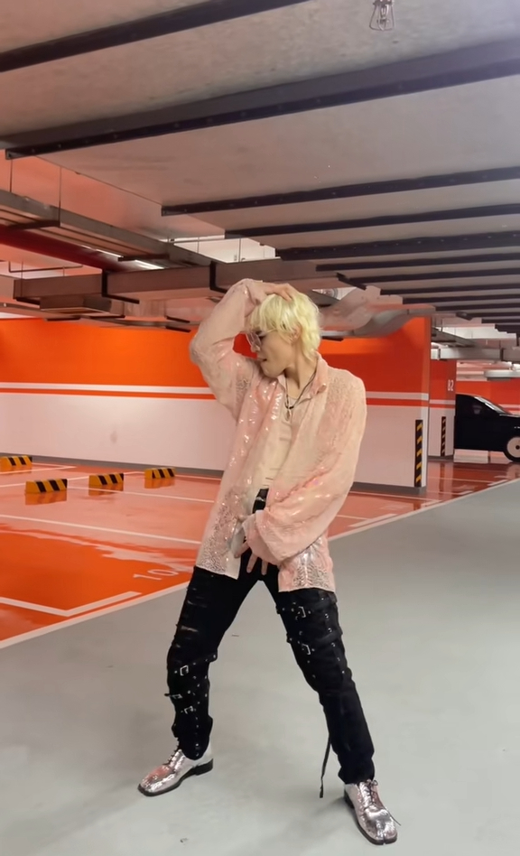 向佐在抖音上载一条跳舞影片。 向佐在抖音上载一条跳舞影片。