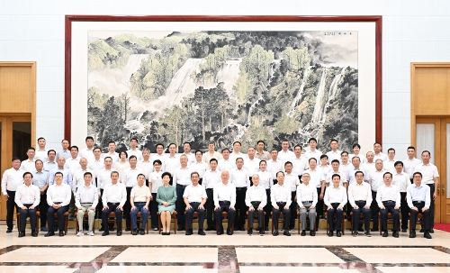 8月3日,受习近平总书记委托,中共中央政治局常委、中央书记处书记蔡奇在北戴河看望暑期休假专家,代表党中央、国务院向全国各条战线、各个领域的广大专家人才致以诚挚问候。 8月3日,受习近平总书记委托,中共中央政治局常委、中央书记处书记蔡奇在北戴河看望暑期休假专家,代表党中央、国务院向全国各条战线、各个领域的广大专家人才致以诚挚问候。