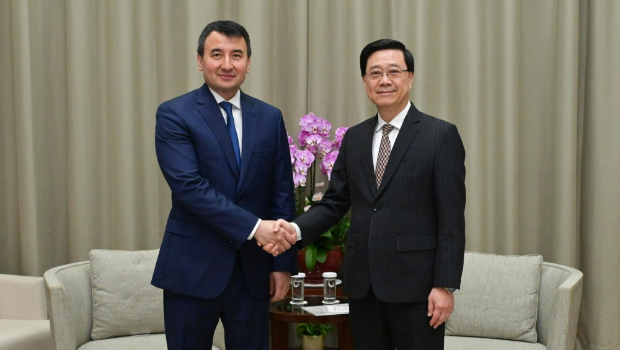 李家超(右)与乌兹别克斯坦副总理霍贾耶夫.贾姆希德(左)会面。 李家超(右)与乌兹别克斯坦副总理霍贾耶夫.贾姆希德(左)会面。