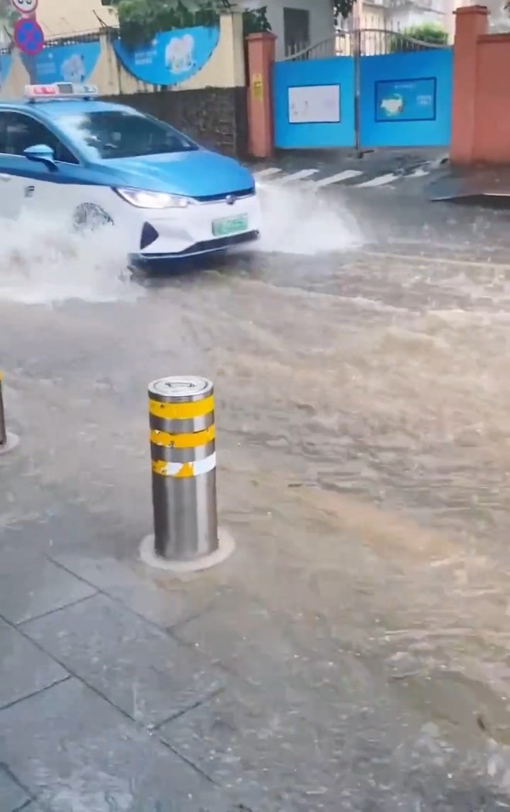 深圳多区出现水浸。 深圳多区出现水浸。