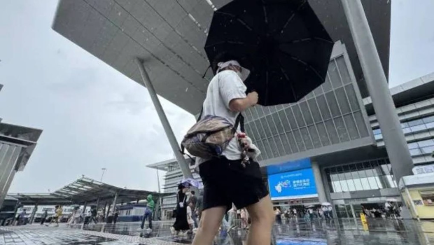 深圳湾口岸新建的风雨连廊离奇出现30米空档,为旅客挡雨的效果大减。 深圳湾口岸新建的风雨连廊离奇出现30米空档,为旅客挡雨的效果大减。