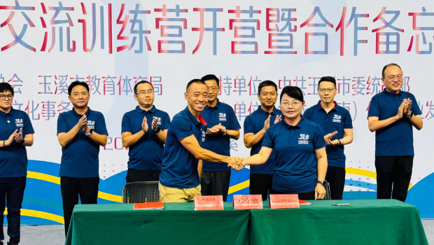 中国香港三项铁人总会秘书长陈岳鹏(前左)和玉溪市教育局局长张燕华(前右)代表签署合作备忘录。 中国香港三项铁人总会秘书长陈岳鹏(前左)和玉溪市教育局局长张燕华(前右)代表签署合作备忘录。