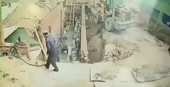 多名工人在坑内进行工程。 多名工人在坑内进行工程。