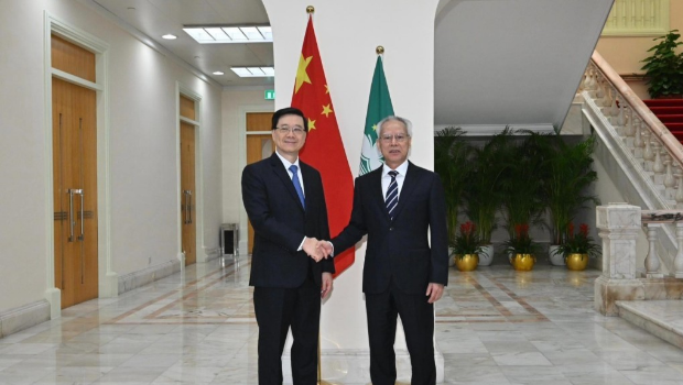 李家超(左)与澳门特区行政长官岑浩辉(右)在澳门特区政府总部合照。 李家超(左)与澳门特区行政长官岑浩辉(右)在澳门特区政府总部合照。