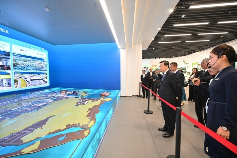 李家超(前排右二)参观横琴粤澳深度合作区规划展览馆。 李家超(前排右二)参观横琴粤澳深度合作区规划展览馆。