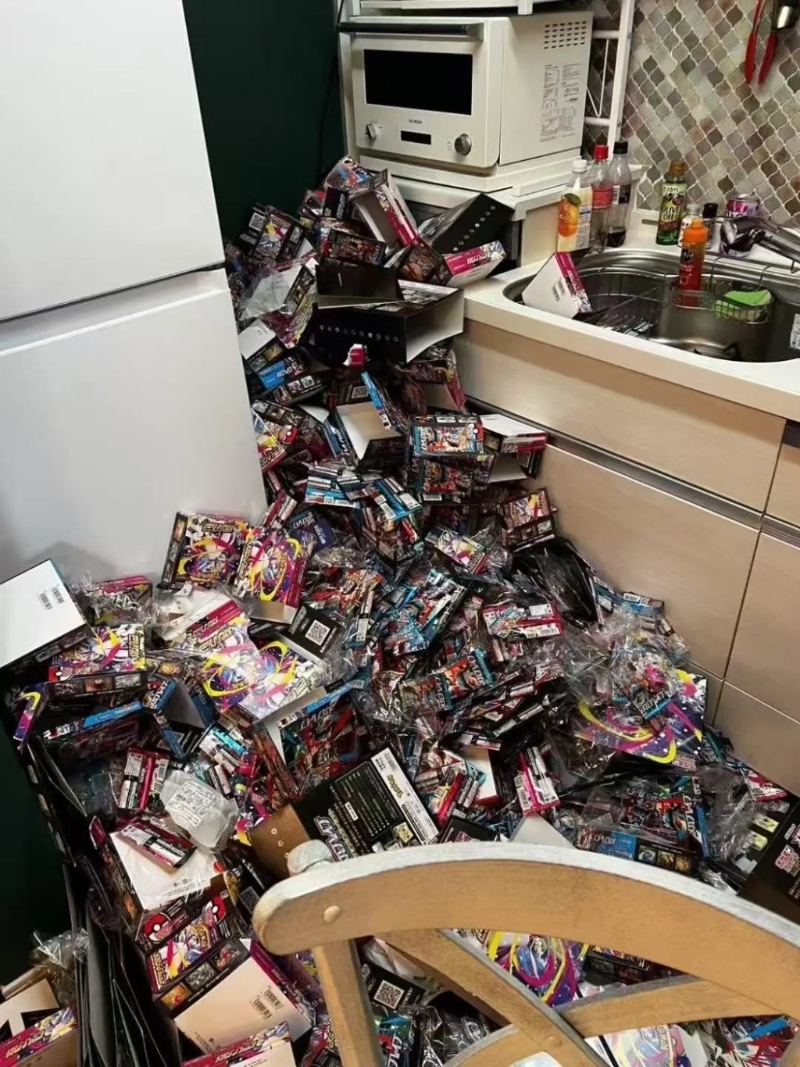 民宿的《宠物小精灵》卡包装盒堆积如小山。 民宿的《宠物小精灵》卡包装盒堆积如小山。