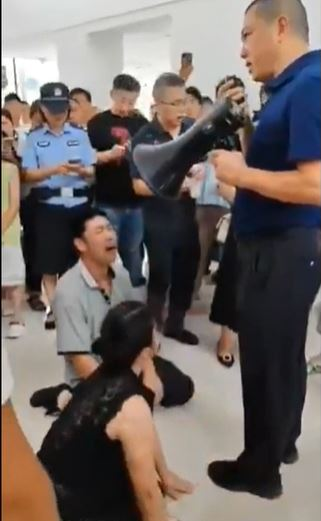 被虐打4小时的赖姓少女的父母,无声哭跪官员求公道。X 被虐打4小时的赖姓少女的父母,无声哭跪官员求公道。X