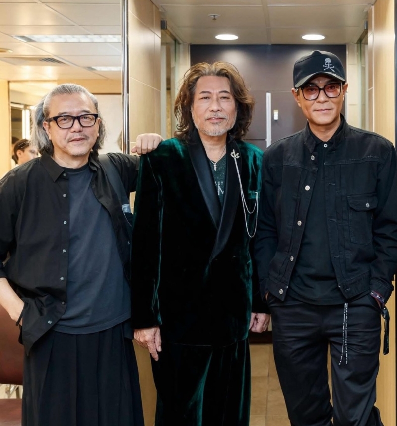 日前张锦程(左)支持夏韶声的红馆演唱会,满头白发的他看起来比同场的古天乐老了十岁。 日前张锦程(左)支持夏韶声的红馆演唱会,满头白发的他看起来比同场的古天乐老了十岁。