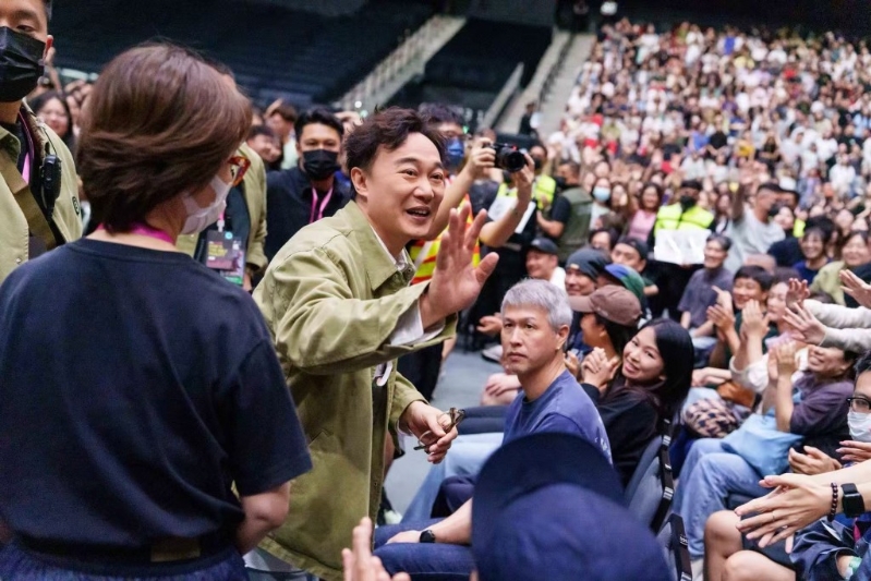 5日香港、澳门“黑雨”,无阻对欣赏这部纪录片电影的观众热情,仍然座无虚席。 5日香港、澳门“黑雨”,无阻对欣赏这部纪录片电影的观众热情,仍然座无虚席。