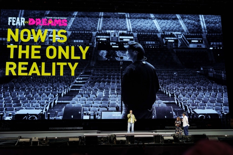 纪录片赤裸呈现Eason在光环背后,与压力、恐惧、焦虑搏斗的真实心路历程。 纪录片赤裸呈现Eason在光环背后,与压力、恐惧、焦虑搏斗的真实心路历程。