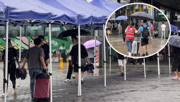 当局在两段连廊中间放置临时雨蓬,方便旅客通过。 当局在两段连廊中间放置临时雨蓬,方便旅客通过。