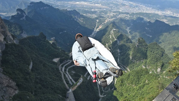 翼装飞行的危险性极高。 翼装飞行的危险性极高。