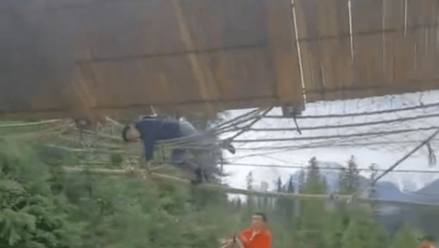 从网上图片可见,桥倾侧后,有游客掉落,被桥的断索所缠。 从网上图片可见,桥倾侧后,有游客掉落,被桥的断索所缠。