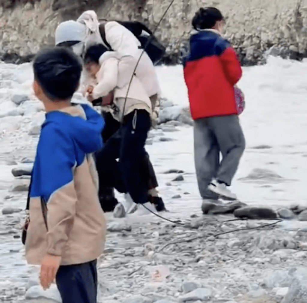 从网上图片可见,桥倾侧后,有游客掉落桥下河流。 从网上图片可见,桥倾侧后,有游客掉落桥下河流。