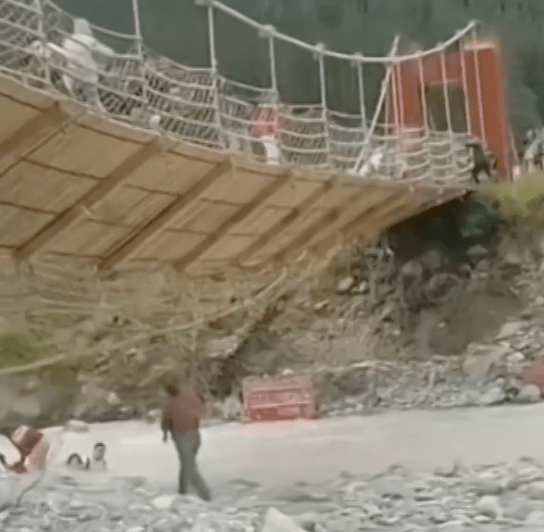 新疆伊犁哈萨克自治州昭苏县夏塔景区一吊桥,其中一条桥索断裂,发生桥面倾斜事故,造成5死24伤。 新疆伊犁哈萨克自治州昭苏县夏塔景区一吊桥,其中一条桥索断裂,发生桥面倾斜事故,造成5死24伤。