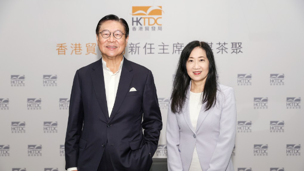 贸发局新任主席马时亨(左)和行将退休的贸发局总裁方舜文(右)。 贸发局新任主席马时亨(左)和行将退休的贸发局总裁方舜文(右)。