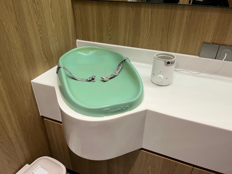 油塘大本型商场G楼育婴间,配备有安全带的换片台和暖奶器。 油塘大本型商场G楼育婴间,配备有安全带的换片台和暖奶器。