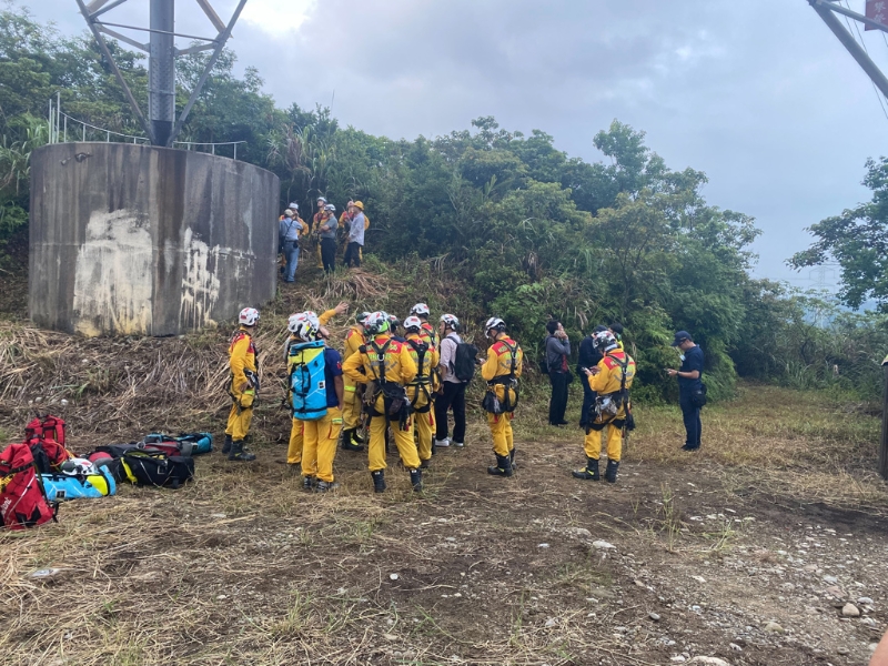 消防一时也无法拉下遗体。 消防一时也无法拉下遗体。
