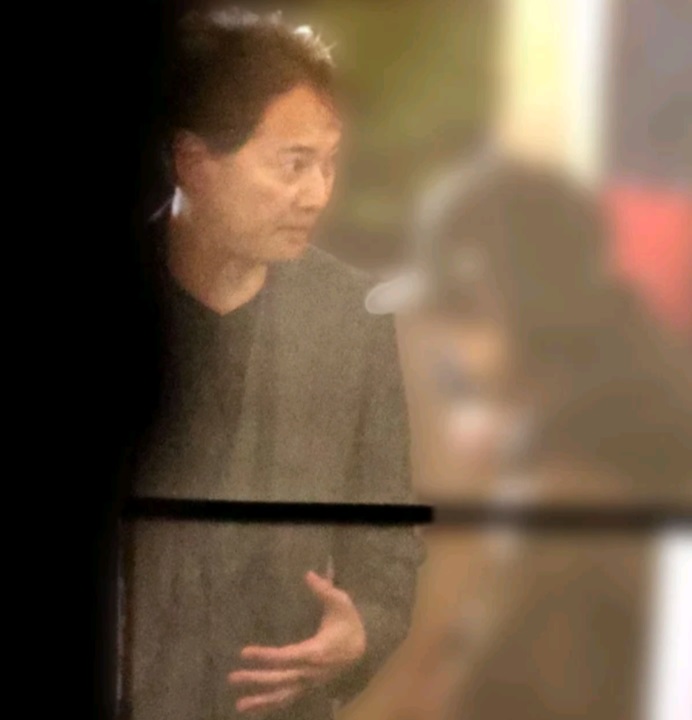 中居引退后仍是狗仔队追踪对象,早前就被拍到他外出时的憔悴模样。 中居引退后仍是狗仔队追踪对象,早前就被拍到他外出时的憔悴模样。