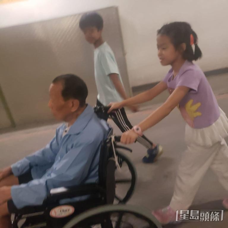 Alice的一双儿女陪同坐轮椅的外公上街。 Alice的一双儿女陪同坐轮椅的外公上街。