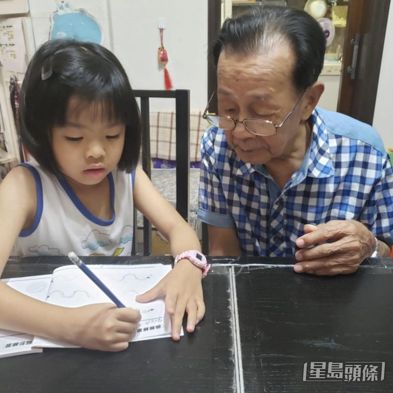 Alice的女儿向外公示范如何画曲线。 Alice的女儿向外公示范如何画曲线。