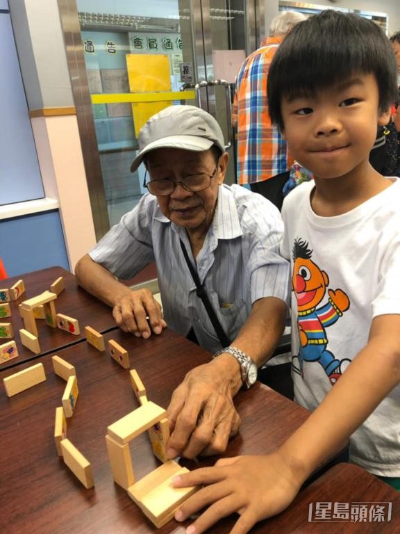 Alice的儿子与外公一起玩积木游戏。 Alice的儿子与外公一起玩积木游戏。