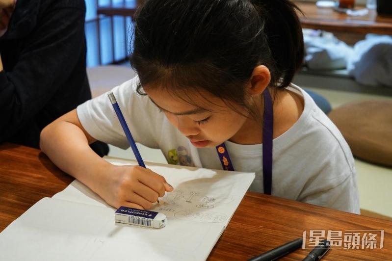 Alice的女儿有时候也参与构思与绘制《老豆日常》。 Alice的女儿有时候也参与构思与绘制《老豆日常》。