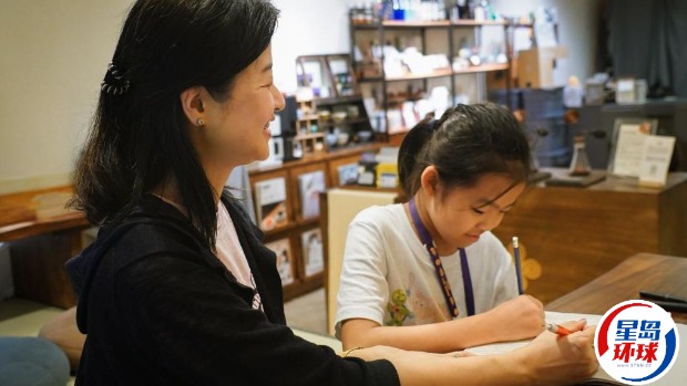 《老豆日常》作者、照顾者Alice与女儿一起创作漫画。 《老豆日常》作者、照顾者Alice与女儿一起创作漫画。