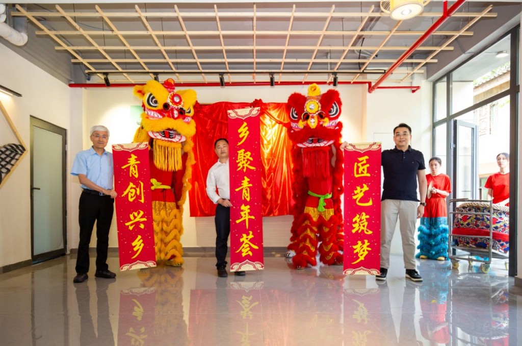 黄宗义署理总干事(右一)为“青年会手工坊”主持开幕仪式。 黄宗义署理总干事(右一)为“青年会手工坊”主持开幕仪式。