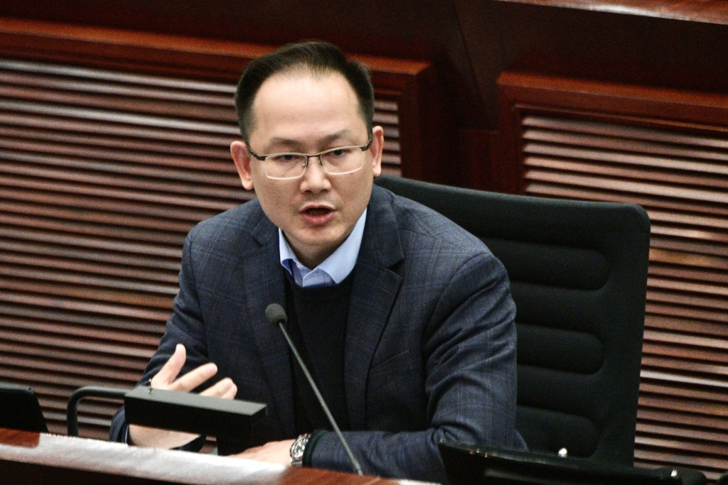 陈学锋认为体检除检验眼睛、耳朵外,亦要检测驾驶反应。 陈学锋认为体检除检验眼睛、耳朵外,亦要检测驾驶反应。