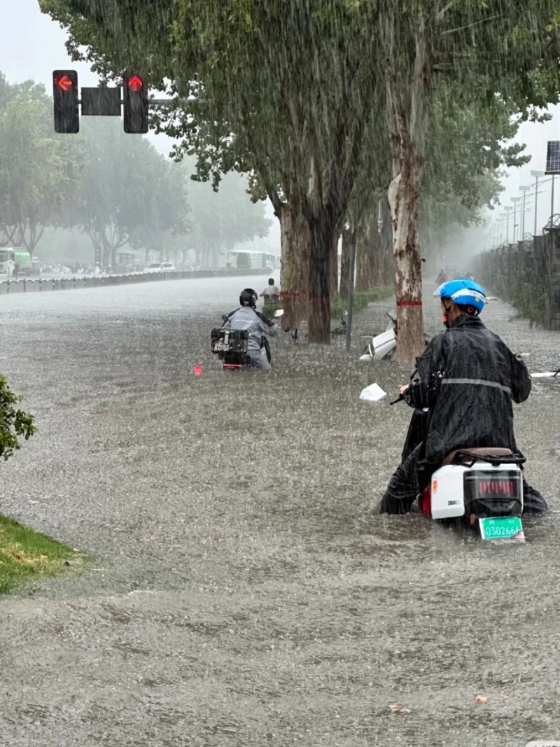 郑州大暴雨,全市活动暂停。 郑州大暴雨,全市活动暂停。