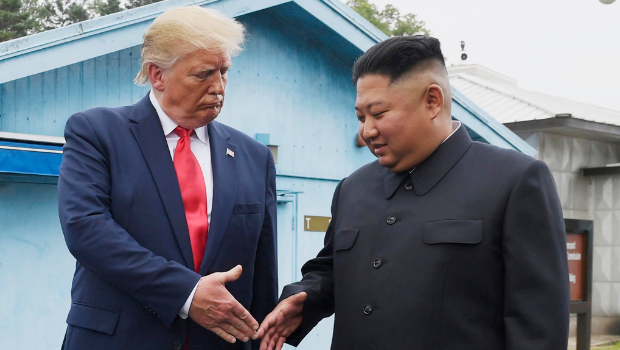 特朗普在见韩国谈判代表团一开口就问朝鲜领导人金正恩的近况。图为两人2019年相见画面 特朗普在见韩国谈判代表团一开口就问朝鲜领导人金正恩的近况。图为两人2019年相见画面