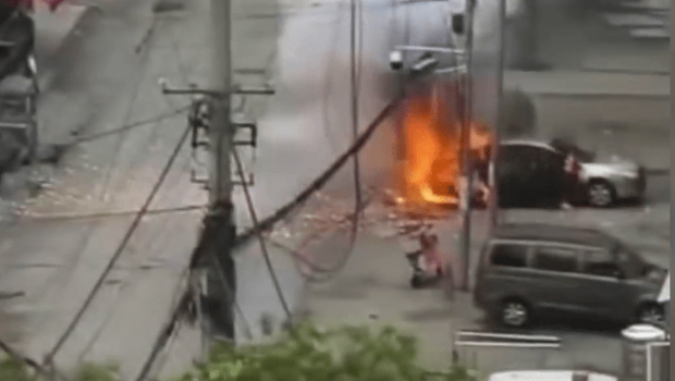 高压电线从天而降,河南车辆爆炸烧毁。 高压电线从天而降,河南车辆爆炸烧毁。