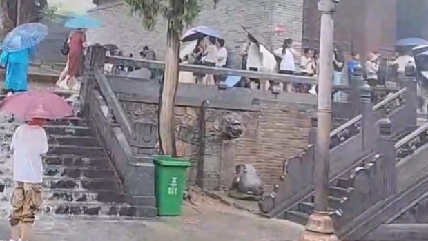 游客图入内避雨遭拒,少林寺解释因文物场所。 游客图入内避雨遭拒,少林寺解释因文物场所。