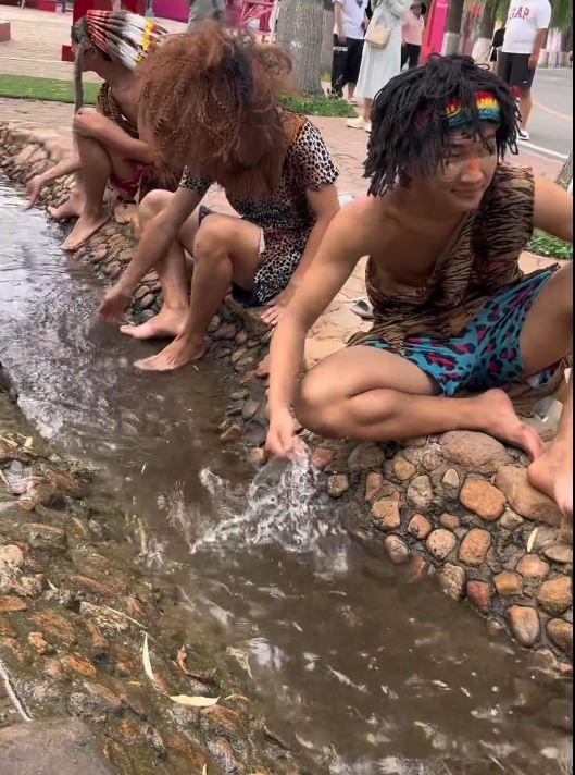 “野人”要幽默活泼体力好,要爬树玩水钻木取火和游客互动。 “野人”要幽默活泼体力好,要爬树玩水钻木取火和游客互动。