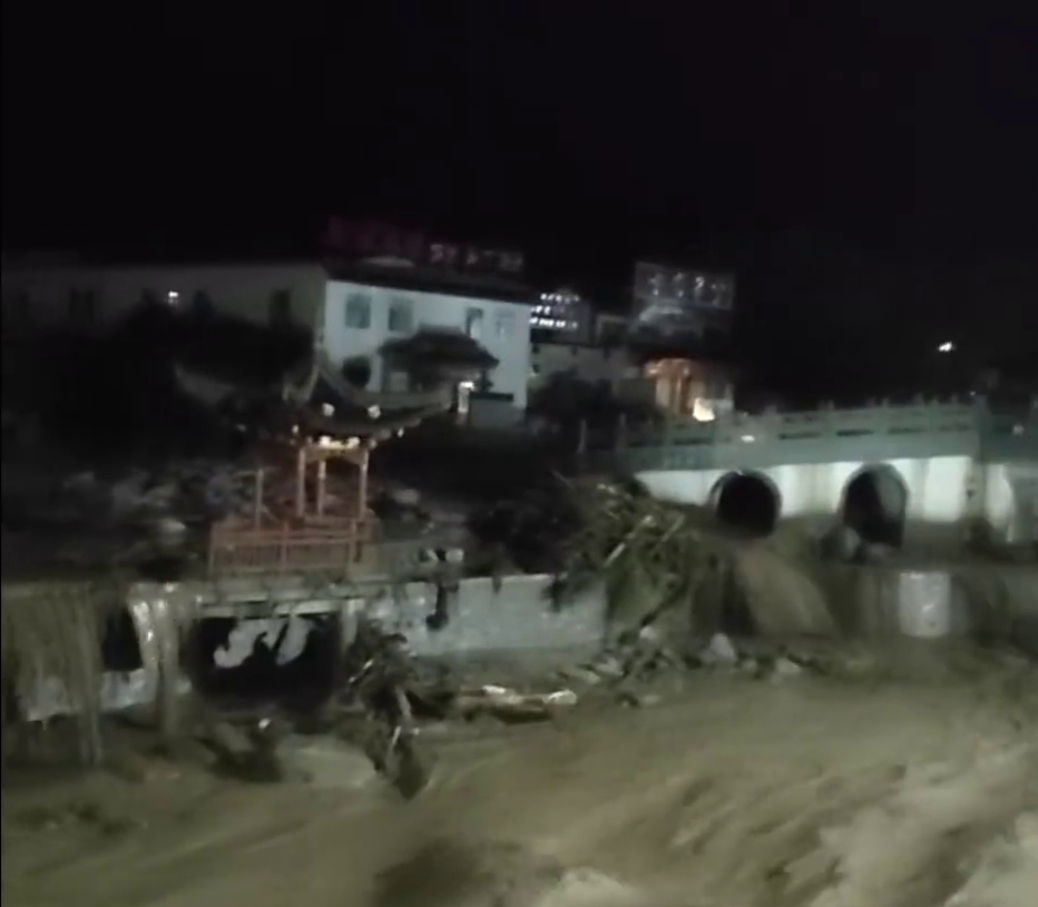 河道水涨周围部分设施受损 河道水涨周围部分设施受损