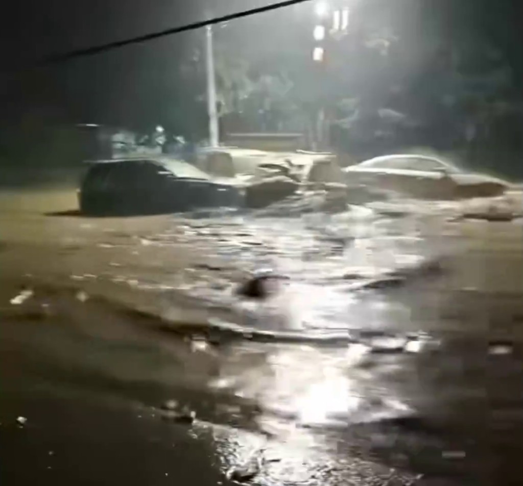 网上流传影片可见,河道水涨周围部分设施受损,车辆被冲走、路基被冲垮。 网上流传影片可见,河道水涨周围部分设施受损,车辆被冲走、路基被冲垮。