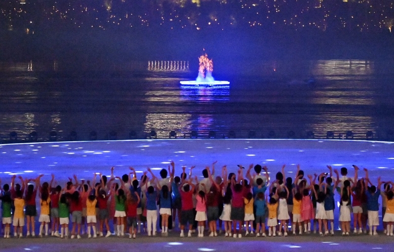 主火炬在开幕式现场被点燃。 主火炬在开幕式现场被点燃。