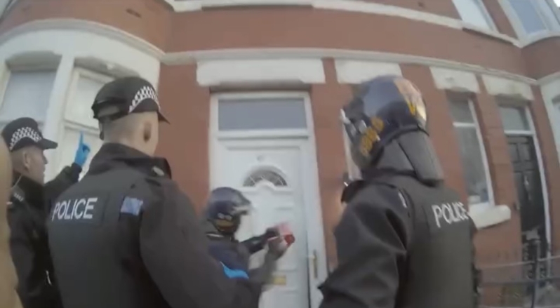 英国警方凭鹦鹉说话片段瓦解贩毒集团。 英国警方凭鹦鹉说话片段瓦解贩毒集团。