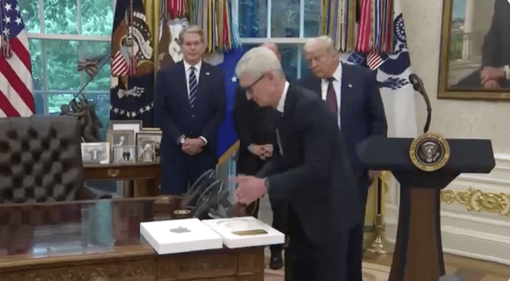 网上影片可见,库克还亲手拆开礼盒,逐一将玻璃圆盘和24K金底座取出,然后细心地安装上,样子十分恭敬。 网上影片可见,库克还亲手拆开礼盒,逐一将玻璃圆盘和24K金底座取出,然后细心地安装上,样子十分恭敬。