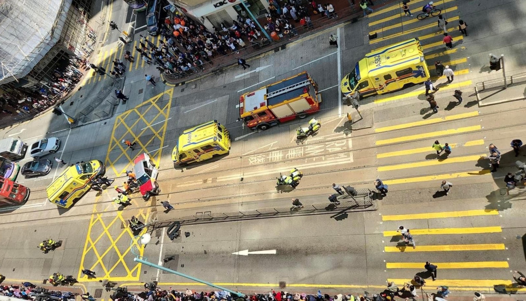 今年3月炮台山一辆的士落斜时怀疑失控直撞途人,涉事84岁的士司机被捕。 今年3月炮台山一辆的士落斜时怀疑失控直撞途人,涉事84岁的士司机被捕。