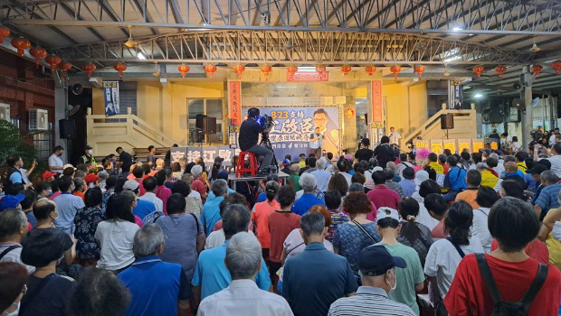 江启臣8日晚间举行造势晚会,现场支持者人满为患,座椅区几乎坐满,更有不少民众选择站立后方支持。 江启臣8日晚间举行造势晚会,现场支持者人满为患,座椅区几乎坐满,更有不少民众选择站立后方支持。