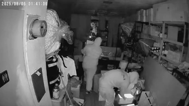 店家事后在社交媒体公布监控影片,显示至少四名蒙面歹徒破门而入,其后在短时间内四处翻找,洗劫货架并带走多箱商品。 店家事后在社交媒体公布监控影片,显示至少四名蒙面歹徒破门而入,其后在短时间内四处翻找,洗劫货架并带走多箱商品。